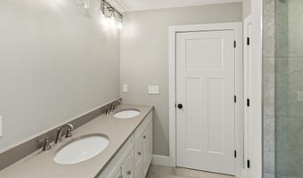 8 Stone Creek Dr, Brentwood, NH 03833