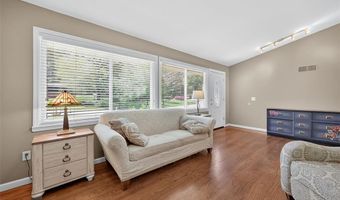 124 Vlasis Dr, Ballwin, MO 63011