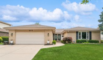 18 W Appletree Ln, Arlington Heights, IL 60004