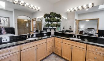 500 E Sherwood Dr, Addison, IL 60101