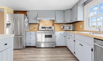 25 Meadow Ln, Amityville, NY 11701
