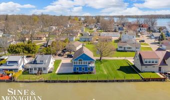 113 Roselawn St, Algonac, MI 48001