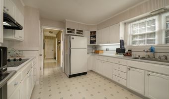 10 Corbin Cir, Branford, CT 06405