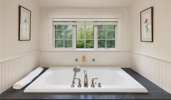 56 Summerfield Ln, Middletown, RI 02842