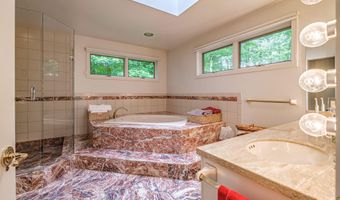 15 Inverness Rd, Falmouth, ME 04105