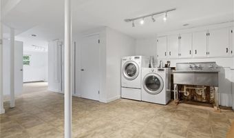 8 Ledgemont Dr, Lincoln, RI 02865