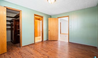 207 W 3rd St, Alcester, SD 57004