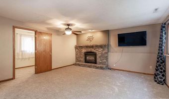 2513 Marwood Dr, Mankato, MN 56001