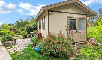 735 Del Valle Dr, Fallbrook, CA 92028