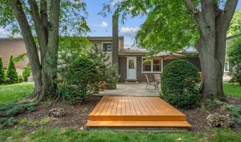 2631 N Stuart Dr, Arlington Heights, IL 60004