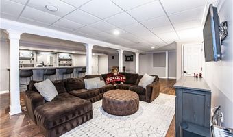 4 Hart Pond Dr, North Smithfield, RI 02896