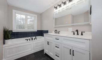 2 Deer Run Cir, Arundel, ME 04046