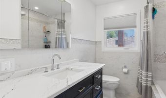 51 Dogwood Rd, Albertson, NY 11507