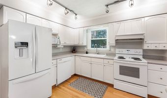 300 Chatham Dr, Aurora, OH 44202