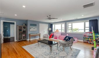 21 Crestwood Rd, Warwick, RI 02886