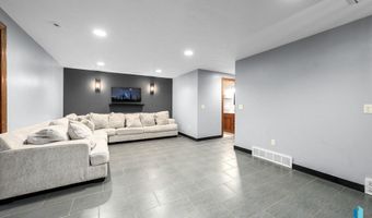 305 S Spring Pl, Brandon, SD 57005