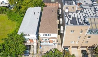 147 W 52nd St, Bayonne, NJ 07002