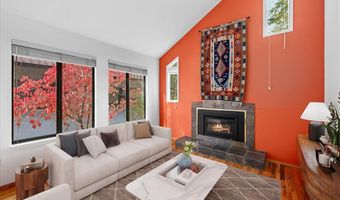 327 Ravenwood Pl, Ashland, OR 97520