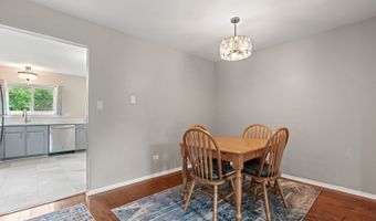 2215 Nichols Rd B, Arlington Heights, IL 60004