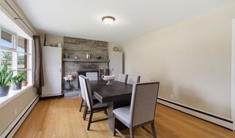 11 James Dr, Albany, NY 12211