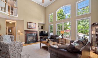 35 Shinnecock Hills Dr, Albany, NY 12205