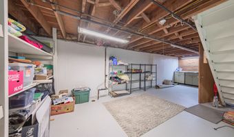 2104 S Circle Dr, Ann Arbor, MI 48103