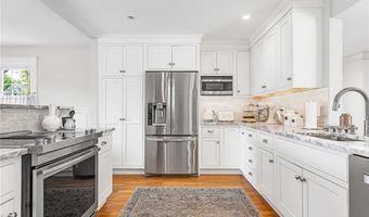 7 Florence Ave, Newport, RI 02840