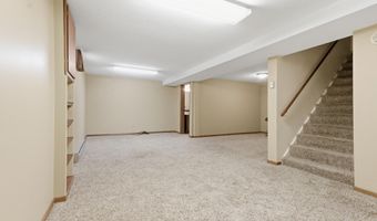 1607 S 6th St, Aberdeen, SD 57401