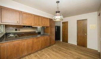 425 Kenilworth Ln, Ballwin, MO 63011