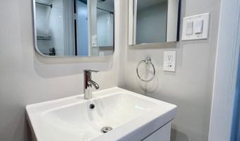 118 ROBERTS Ln 300, Alexandria, VA 22314