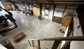 3702 Round House Rd, Aurora, MO 65605