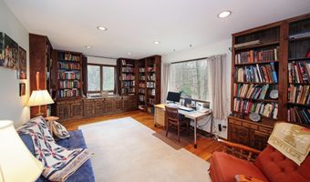 222 Red Hill Rd, Middletown, NJ 07748