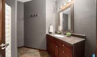 212 N Fairway Dr, Brandon, SD 57005