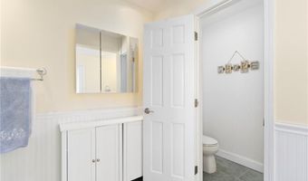 27 Ocean View Dr, Middletown, RI 02842