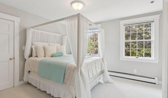 4 Victoria Ln, Falmouth, ME 04105