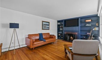61 Richmond St, Bristol, RI 02809