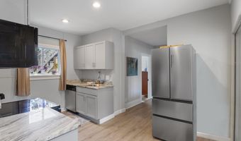 81 Main St, Raymond, NH 03077