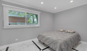 210 W Pickwick Rd, Arlington Heights, IL 60005