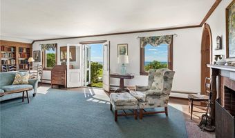 8 Taylor's Ln N, Little Compton, RI 02837