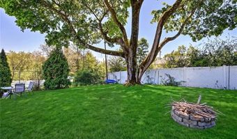 7 Hemlock Dr, Johnston, RI 02919