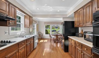 8024 GARLOT Dr, Annandale, VA 22003