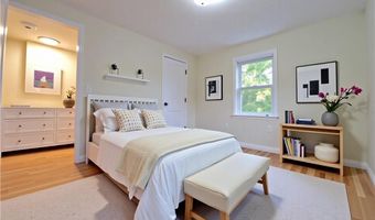 1 Shangri-La Ln, Middletown, RI 02842