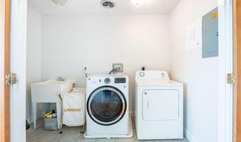 573 Wolcott Ave, Middletown, RI 02842