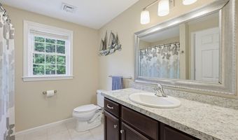 5 County St, Berkley, MA 02779