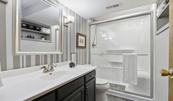 237 N Pioneer Dr, Addison, IL 60101