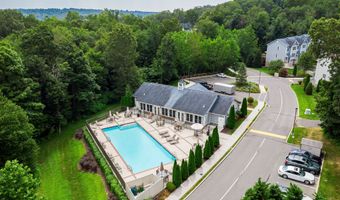 2 Oak Meadows Dr 102, Brookfield, CT 06804