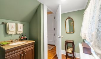 13 Serpentine Dr, Middletown, NJ 07748