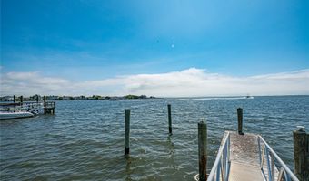 32 Unqua Pl, Amityville, NY 11701