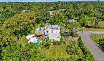 10 Macy Dr, Hewlett Bay Park, NY 11557