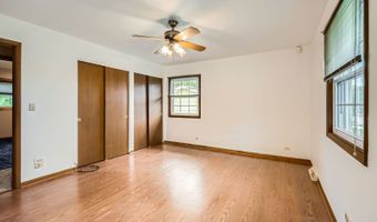 907 E Crabtree Dr, Arlington Heights, IL 60004